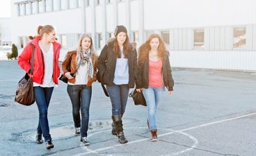 Gjeng med ungdom på videregående skole. Unge jenter.