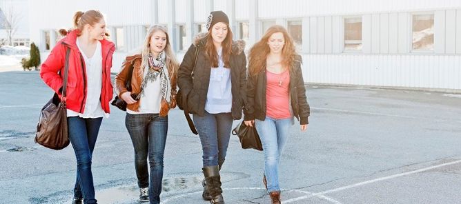 Gjeng med ungdom på videregående skole. Unge jenter.