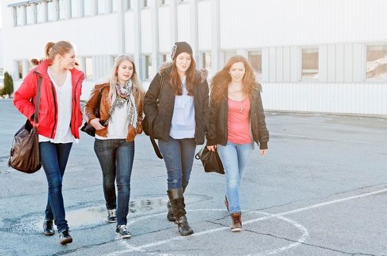 Gjeng med ungdom på videregående skole. Unge jenter.