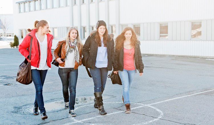 Gjeng med ungdom på videregående skole. Unge jenter.