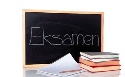 en tavle med skrift på