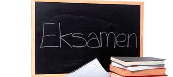 en tavle med skrift på