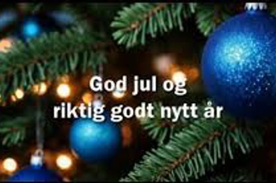 en blå ball på et tre