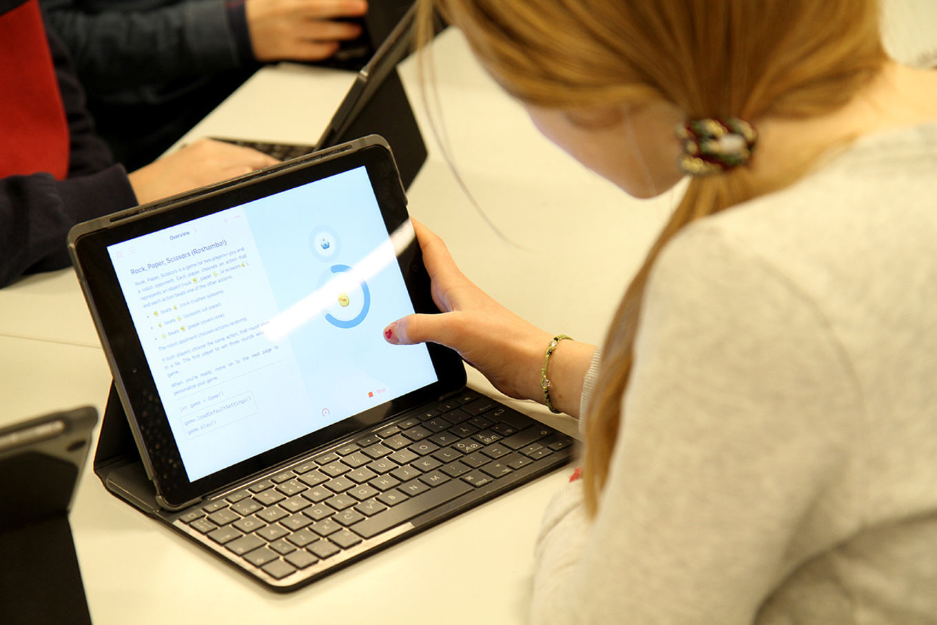 en person som bruker en bærbar datamaskin en person som bruker en bærbar datamaskin