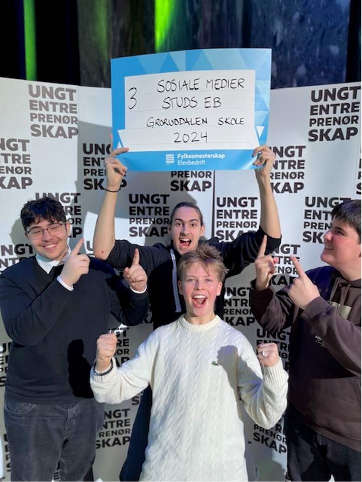 En gruppe menn som holder opp et skilt En gruppe menn som holder opp et skilt