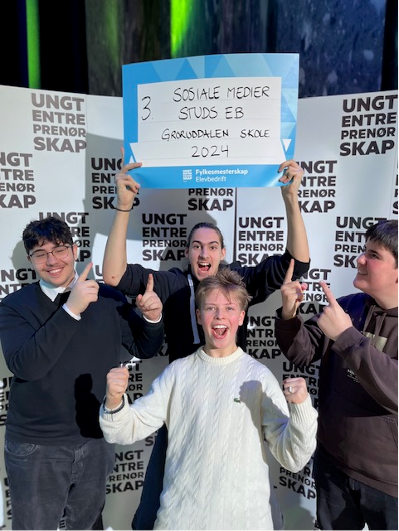 En gruppe menn som holder opp et skilt En gruppe menn som holder opp et skilt