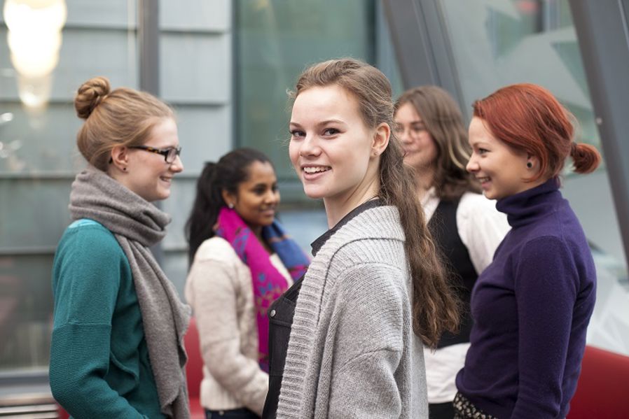 En gruppe personr som smiler