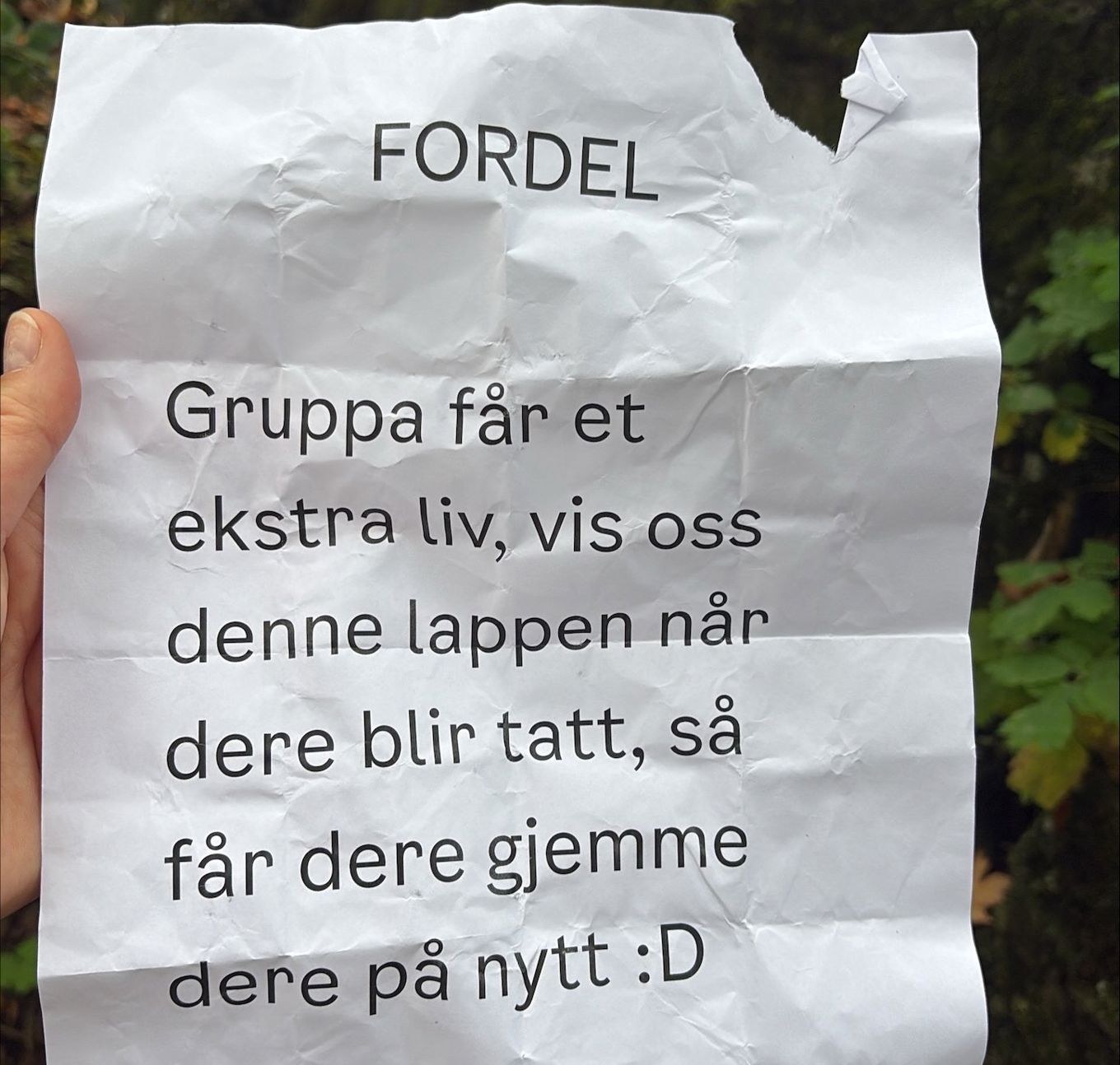 en hånd som holder en hvit pose med svart tekst en hånd som holder en hvit pose med svart tekst