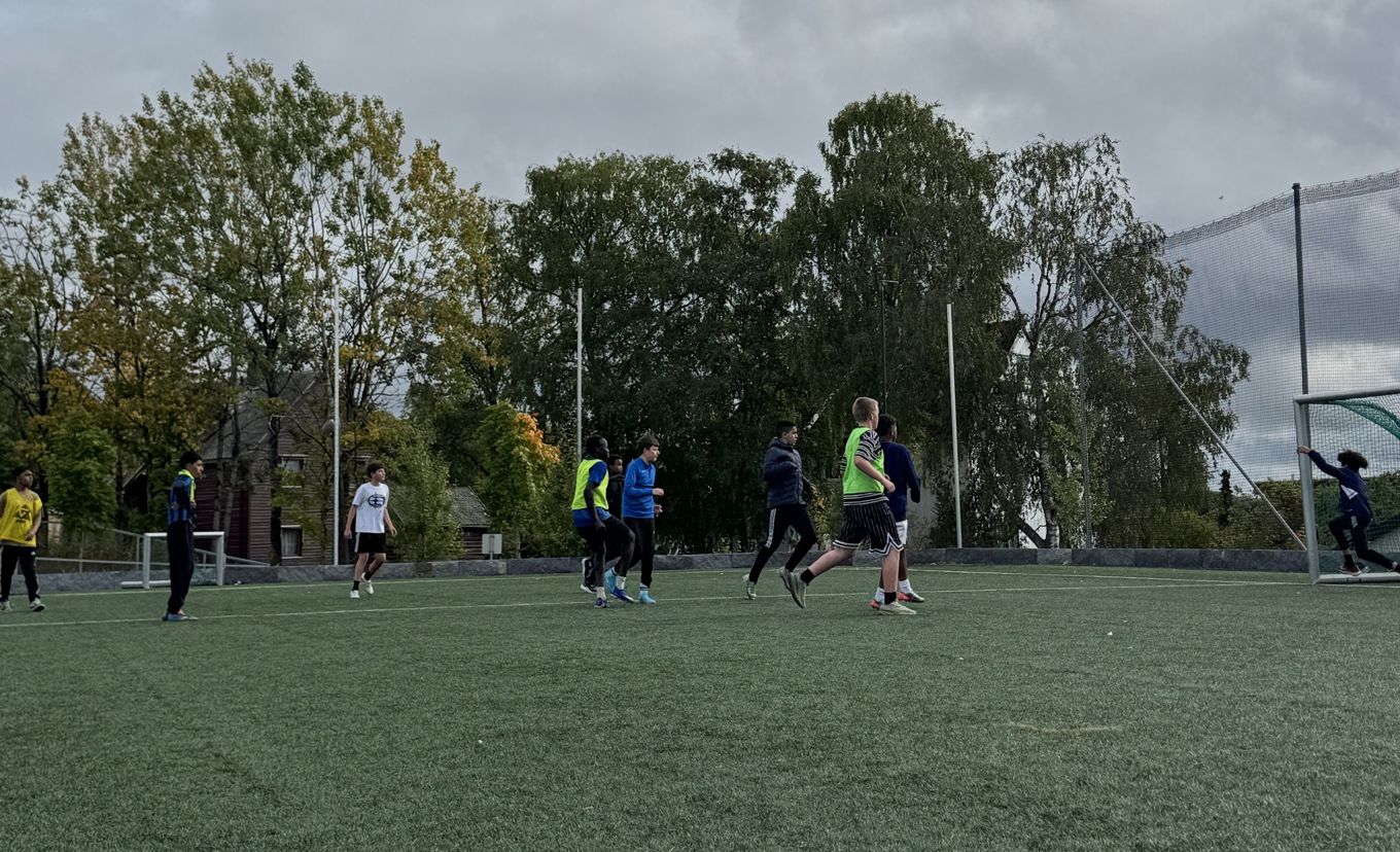 en gruppe mennesker som spiller fotball en gruppe mennesker som spiller fotball