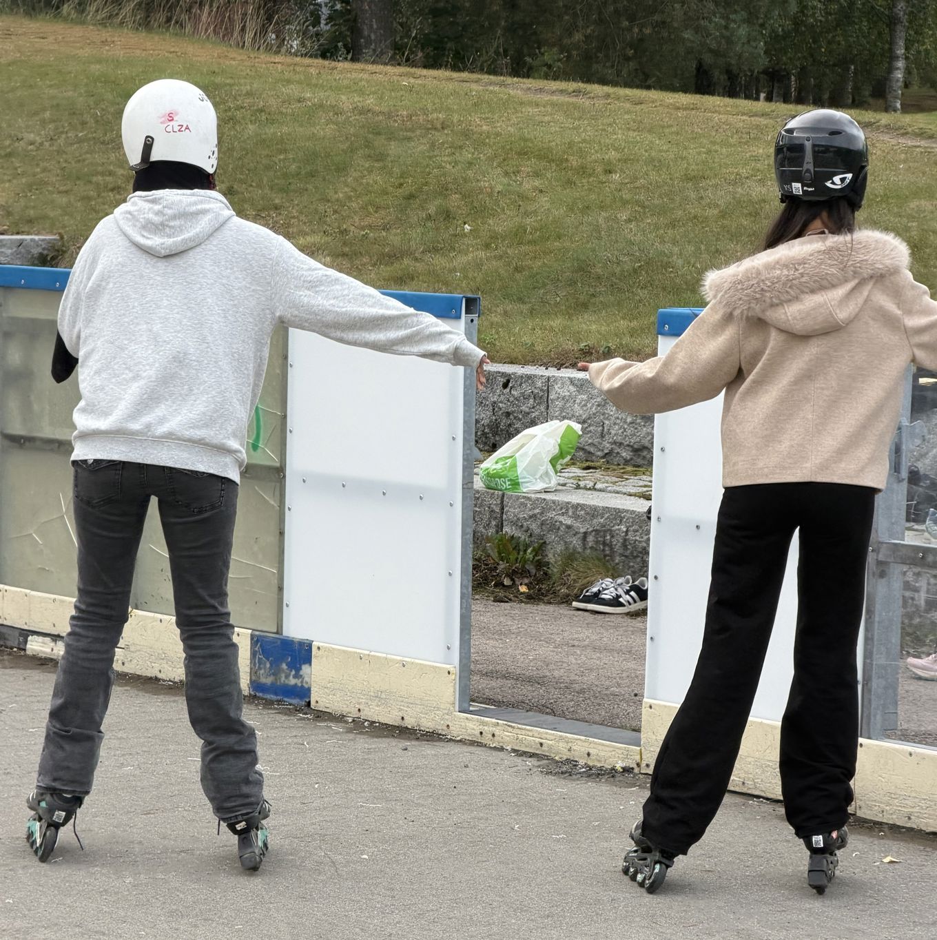 To personer med hjelm To personer med hjelm