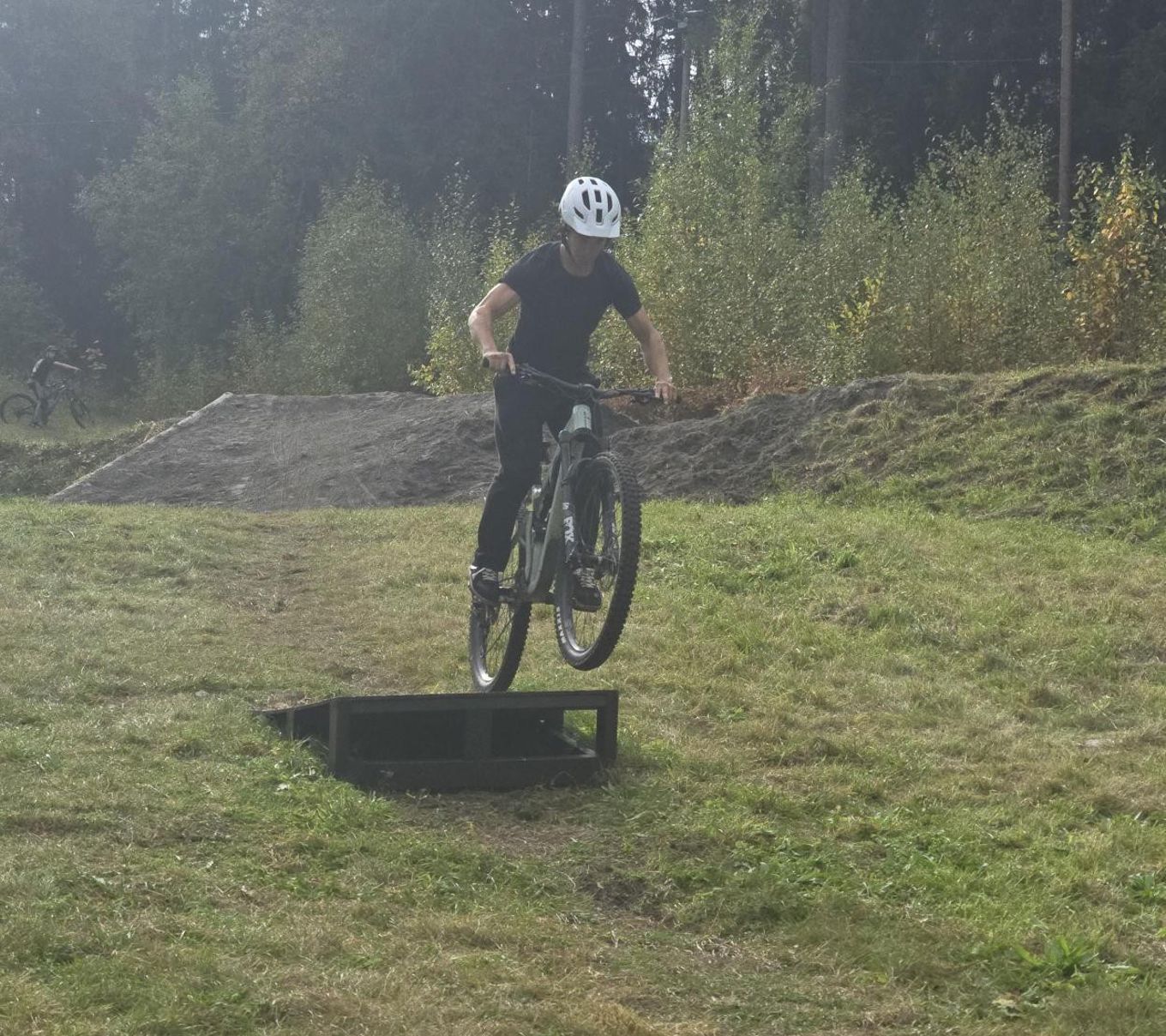 en person som sykler på en rampe en person som sykler på en rampe