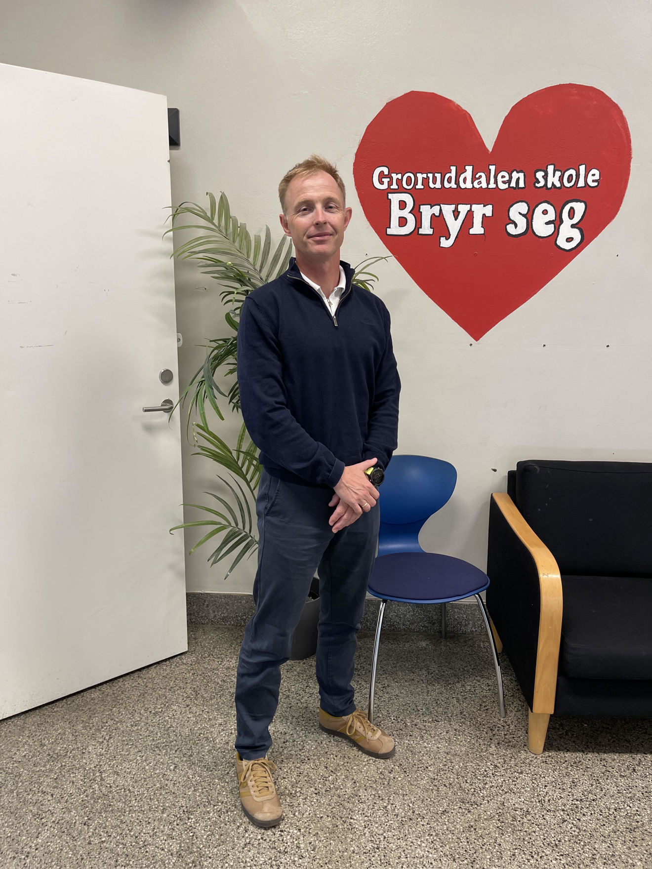 en person som sitter i en stol