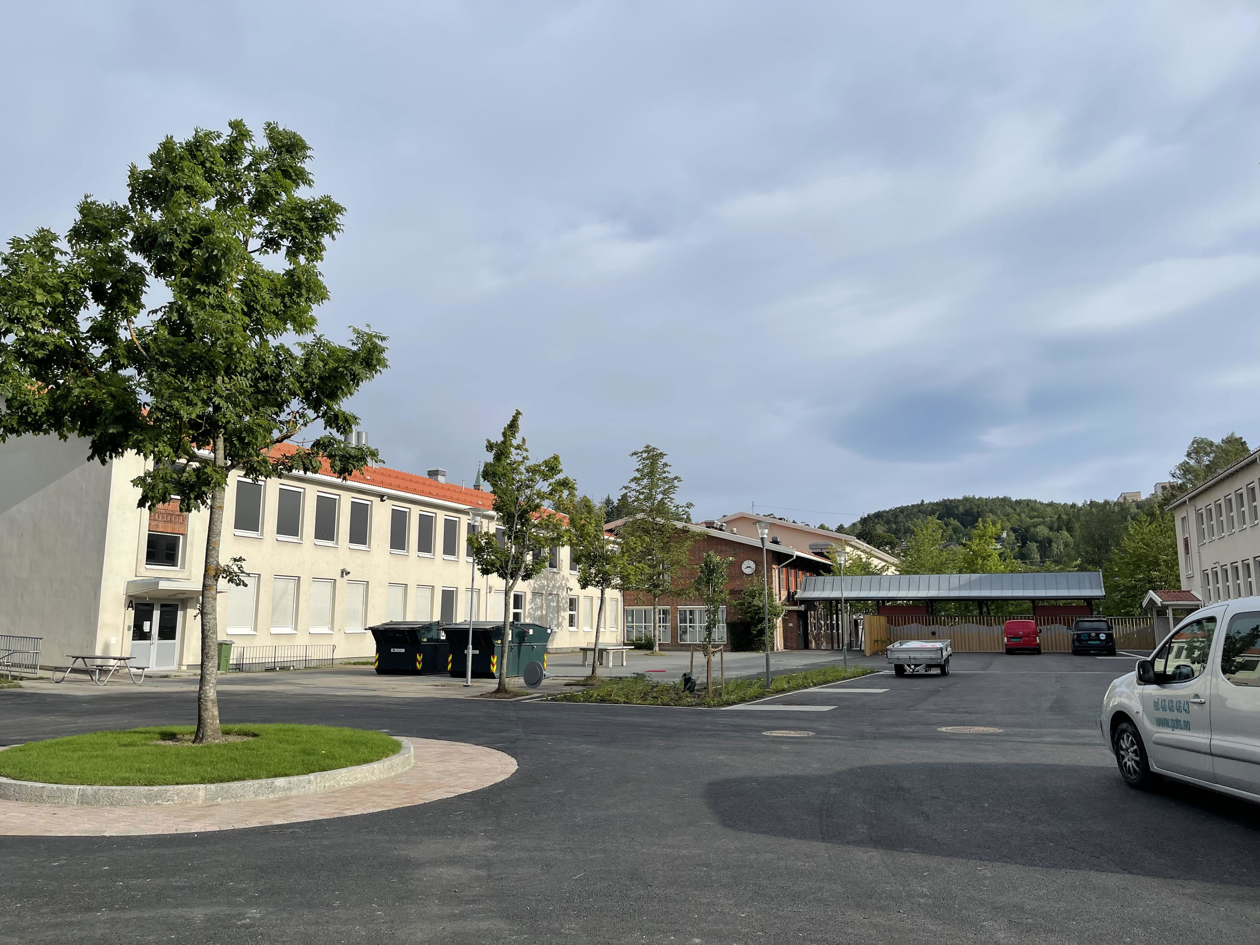 en gate med biler og bygninger